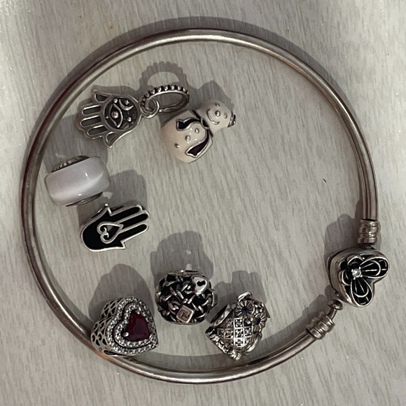 Pandora heart clasp bangle with 7 pandora charms - Picture 1 of 2